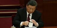 Xi Jinping mit einer tass Tee