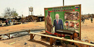 Ein Plakat mit dem Konterfei von Wladimir Putin am Strassenrand in Ouagadougou