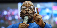 Ex-Präsident Zuma mit Mikrofon bei einer Rede.