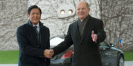 Präsident Ferdinand Marcos Jr. und Kanzler Scholz begrüßen sich.
