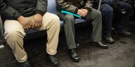 Männer in der U-Bahn sitzen mit gespreizten Beinen