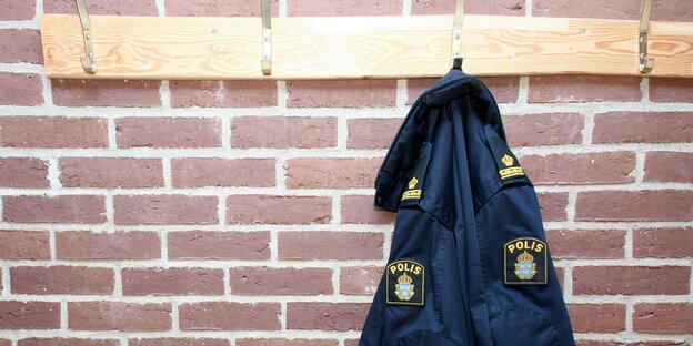Polizeiuniform hängt an einer Garderobe